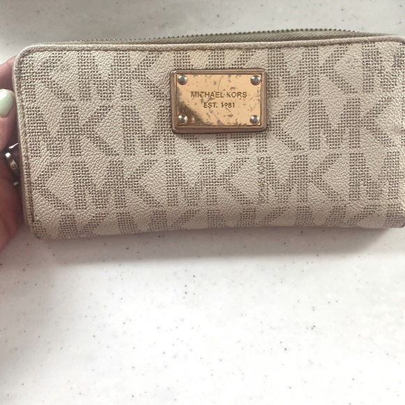 Some dirt due to wear by zipper, some dings on faceplate . Inside is very clean - Picture 1 of 4